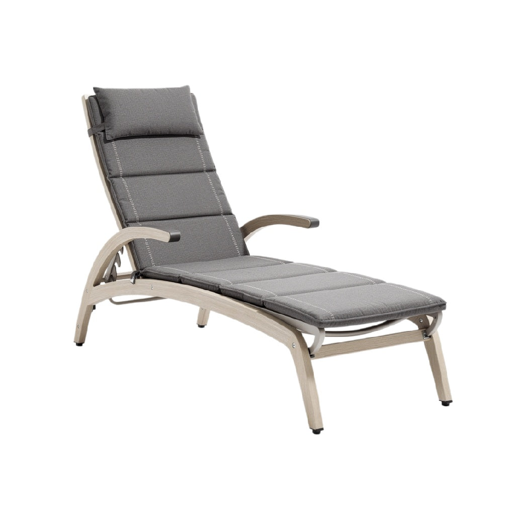 Adjustable Outdoor Lounge Chair with Cushioned Seat and Aluminum Frame